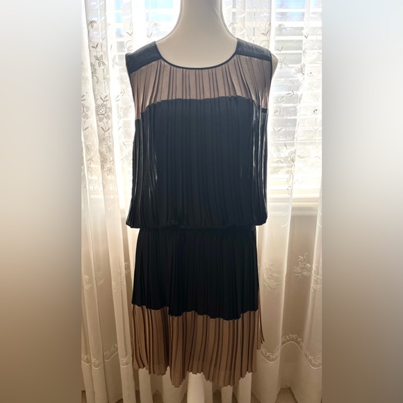 BCBG MaxAzria Classic Dress, gold & black, with pleats. Size S (6) - Picture 1 of 4